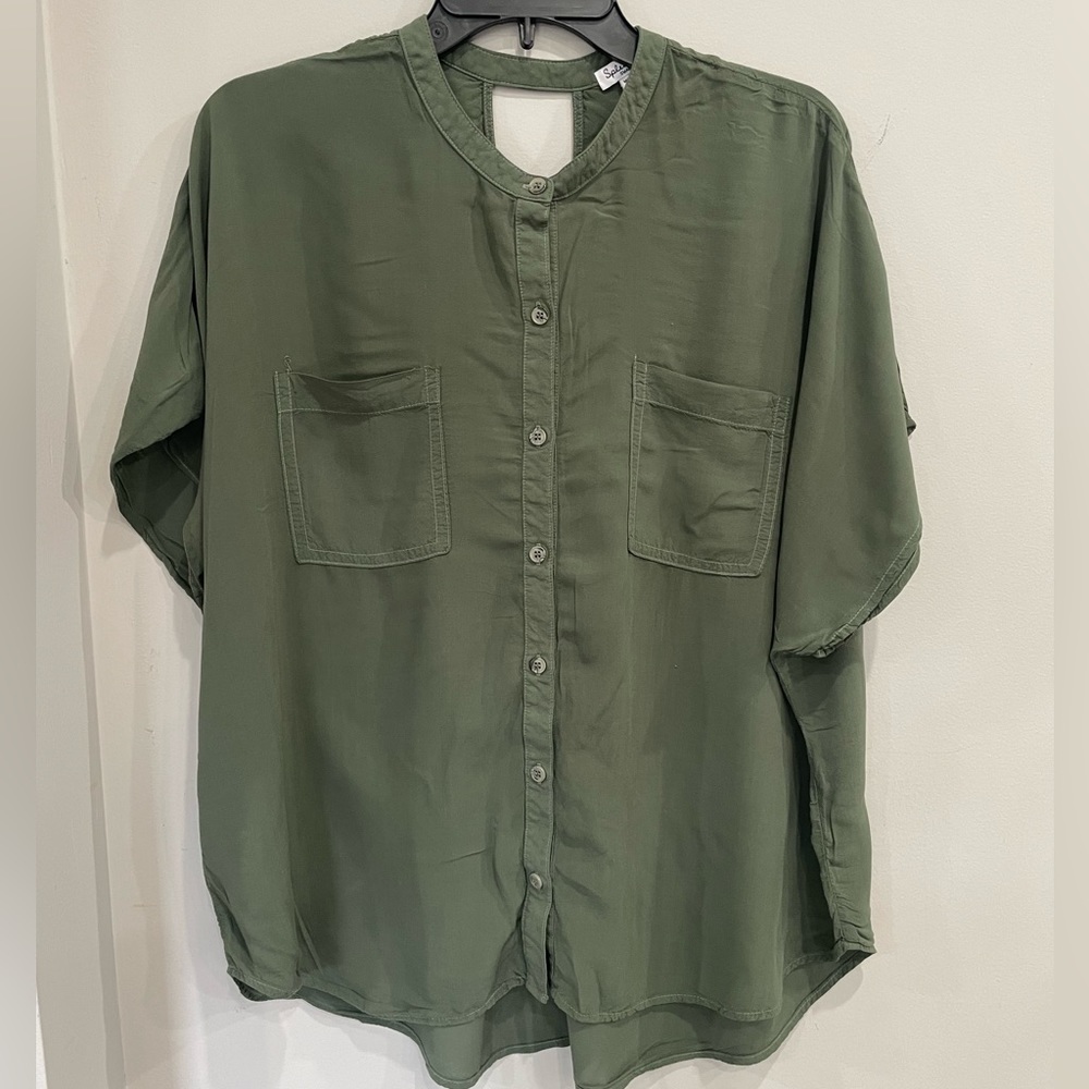 Splendid army green button down short sleeve blouse with pockets. Size s